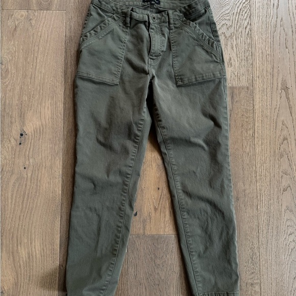 Banana Republic Pants - Banana Republic women’s green cargo style causal pants size 8